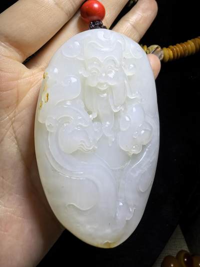 新疆和田白玉财神手把件男款，料大分量足，原皮原色，白度极佳，微结构，性价比超高！尺寸：7.0cm*4.8cm*1.9cm克重:101.3g自带国检证书！