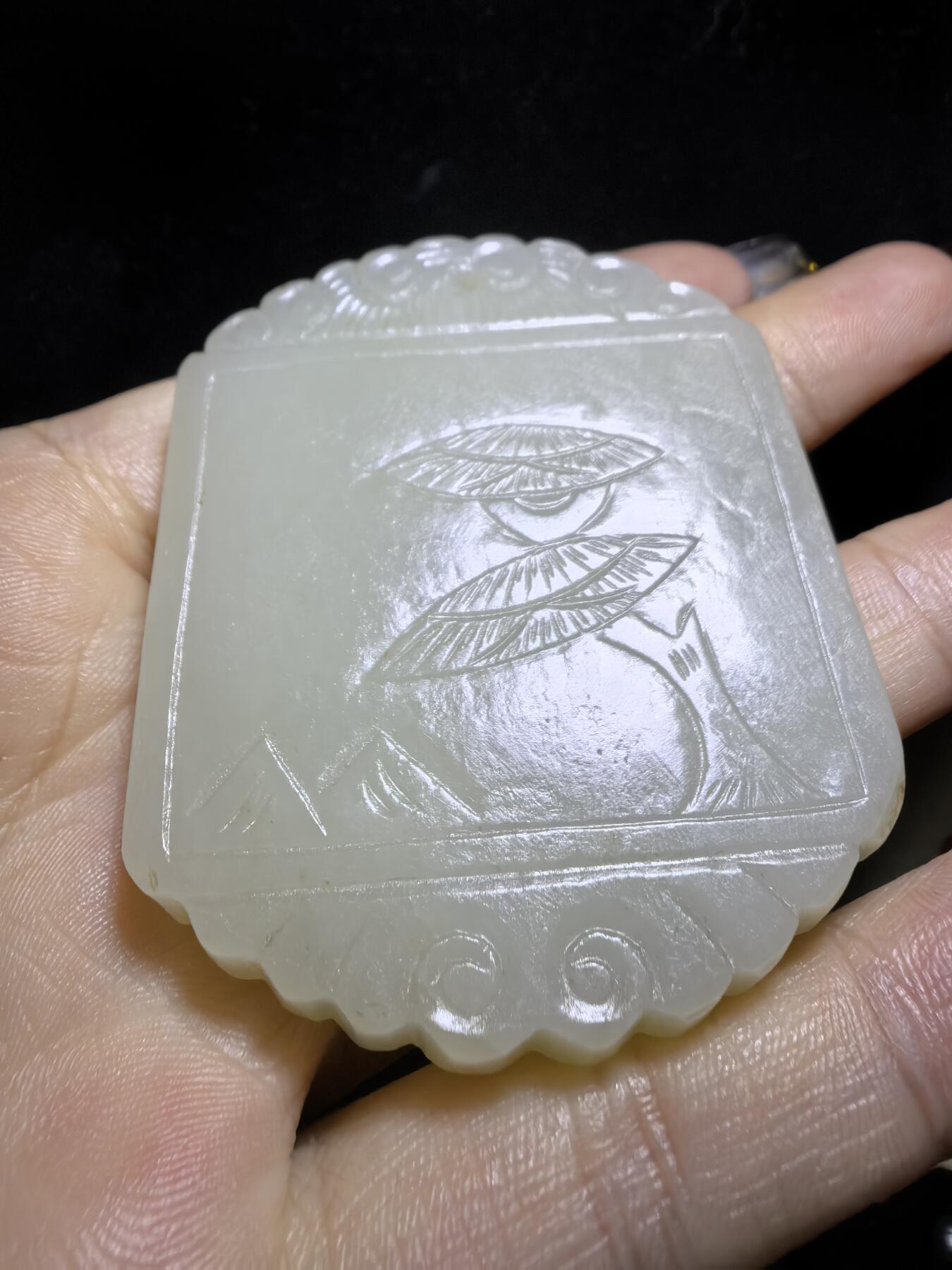 旧藏和田白玉童子献寿，复古文艺，可见岁月包浆，手工雕刻，玉质细腻油润，尺寸：5.9cm*4.7cm*0.7cm克重：50.5g图三为实物图。