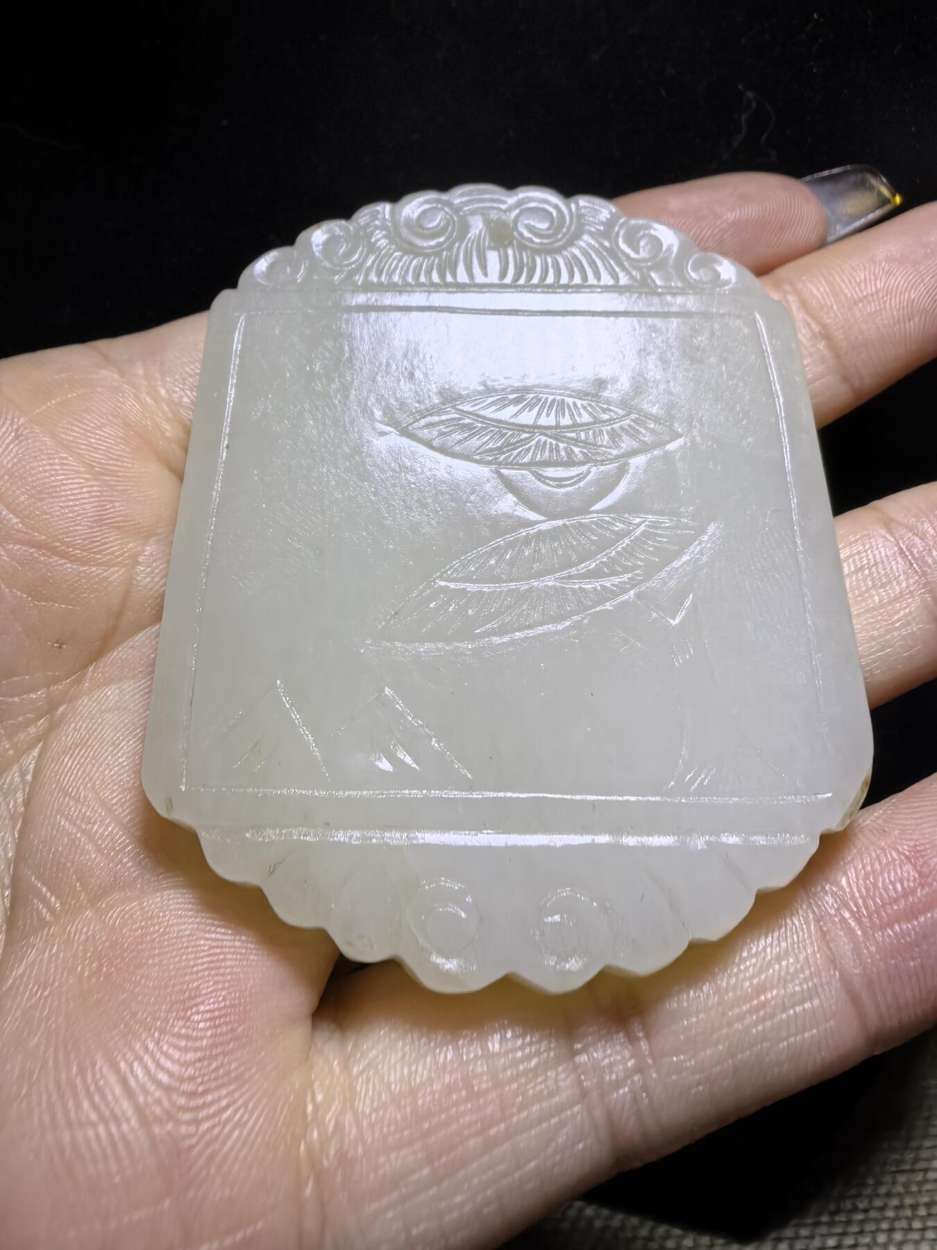 旧藏和田白玉童子献寿，复古文艺，可见岁月包浆，手工雕刻，玉质细腻油润，尺寸：5.9cm*4.7cm*0.7cm克重：50.5g图三为实物图。