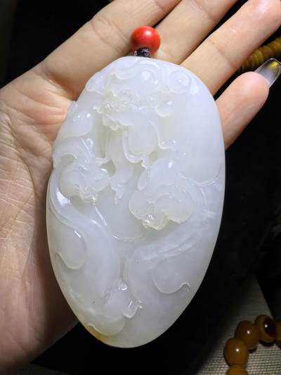 新疆和田白玉财神手把件男款，料大分量足，原皮原色，白度极佳，微结构，性价比超高！尺寸：7.0cm*4.8cm*1.9cm克重:101.3g自带国检证书！