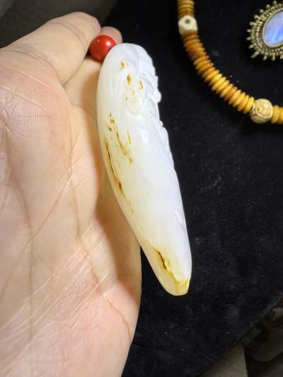 新疆和田白玉财神手把件男款，料大分量足，原皮原色，白度极佳，微结构，性价比超高！尺寸：7.0cm*4.8cm*1.9cm克重:101.3g自带国检证书！