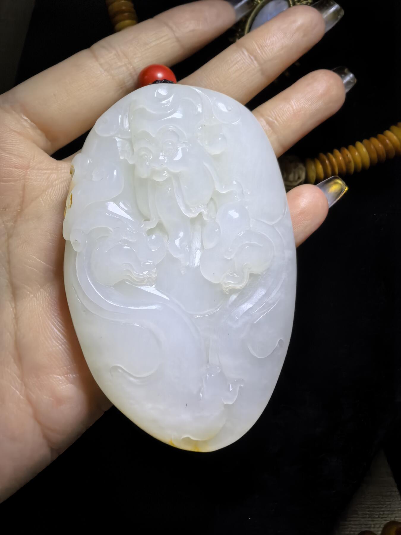 新疆和田白玉财神手把件男款，料大分量足，原皮原色，白度极佳，微结构，性价比超高！尺寸：7.0cm*4.8cm*1.9cm克重:101.3g自带国检证书！