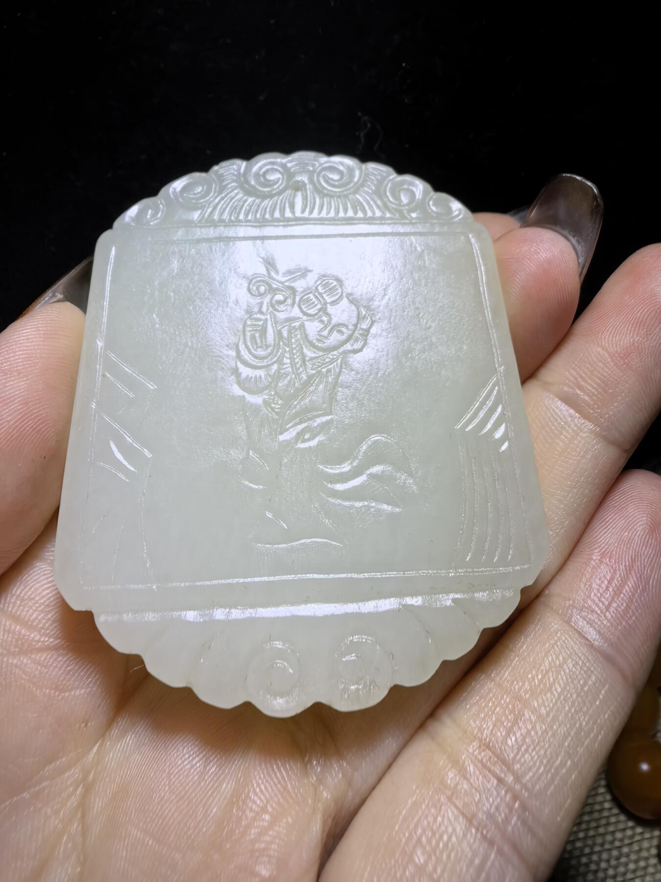 旧藏和田白玉童子献寿，复古文艺，可见岁月包浆，手工雕刻，玉质细腻油润，尺寸：5.9cm*4.7cm*0.7cm克重：50.5g图三为实物图。