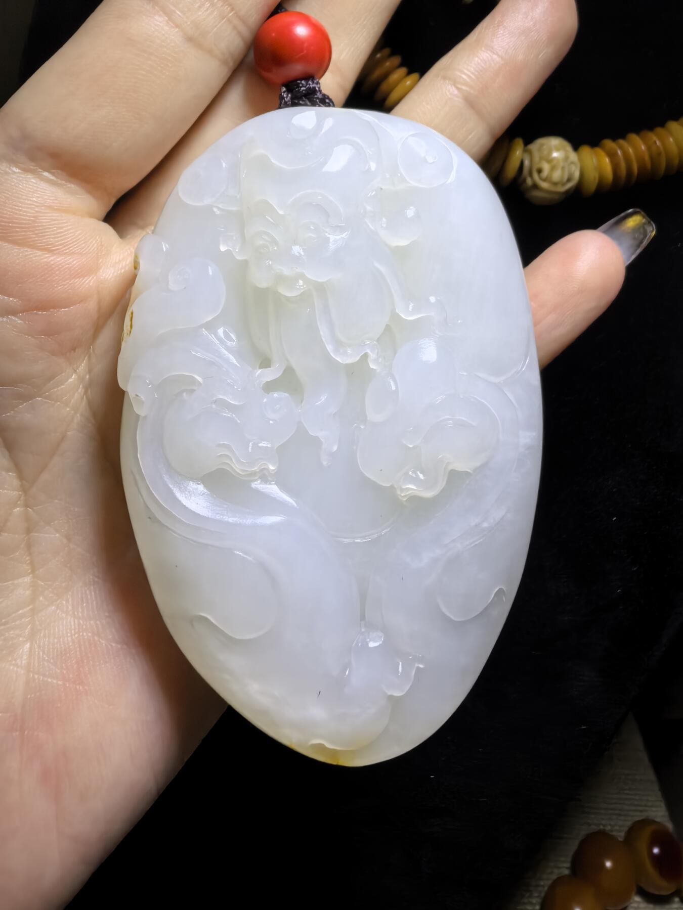 新疆和田白玉财神手把件男款，料大分量足，原皮原色，白度极佳，微结构，性价比超高！尺寸：7.0cm*4.8cm*1.9cm克重:101.3g自带国检证书！