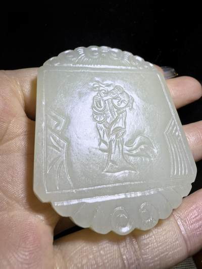 旧藏和田白玉童子献寿，复古文艺，可见岁月包浆，手工雕刻，玉质细腻油润，尺寸：5.9cm*4.7cm*0.7cm克重：50.5g图三为实物图。