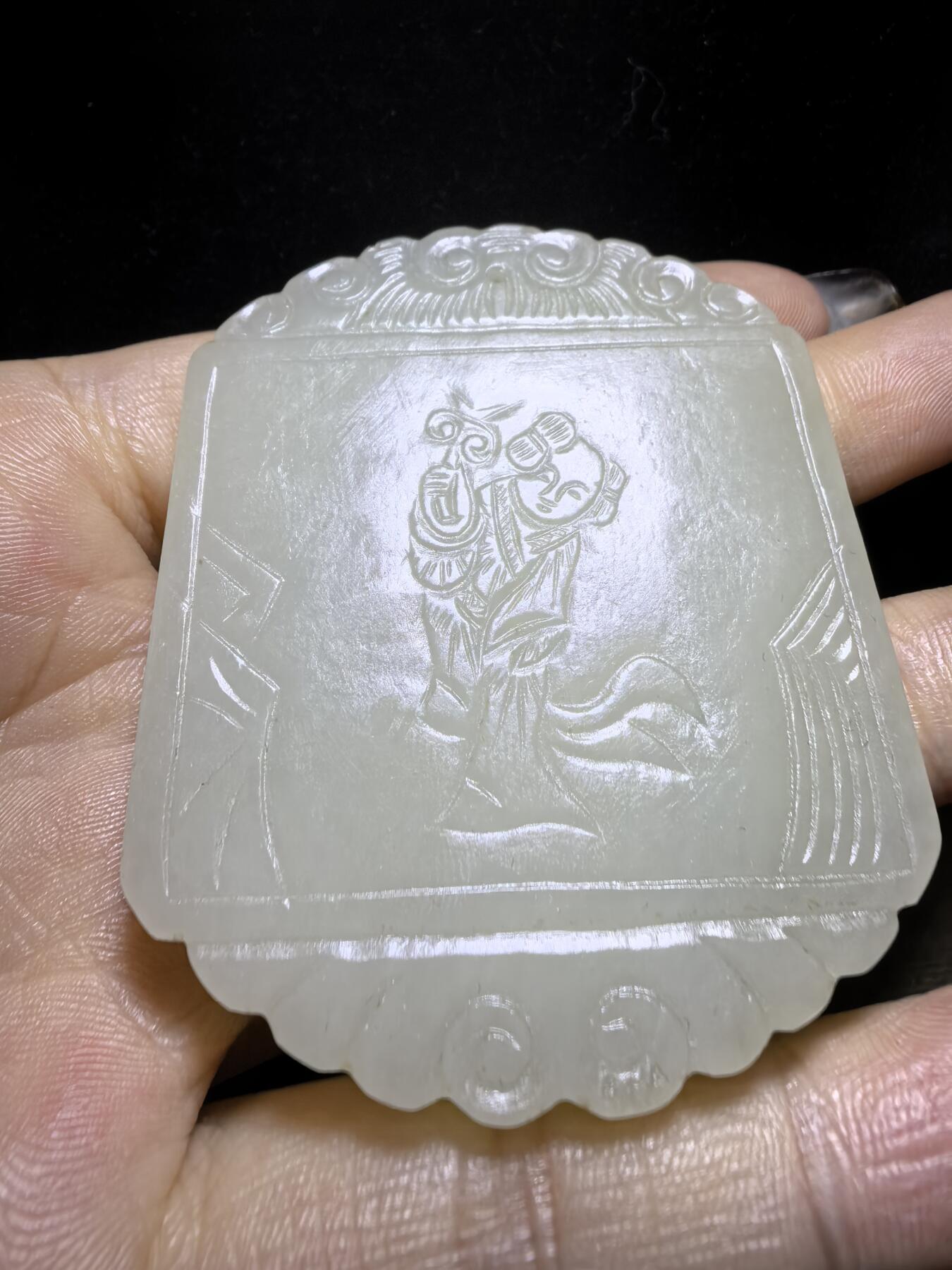 旧藏和田白玉童子献寿，复古文艺，可见岁月包浆，手工雕刻，玉质细腻油润，尺寸：5.9cm*4.7cm*0.7cm克重：50.5g图三为实物图。