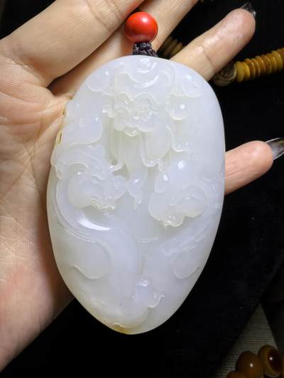 新疆和田白玉财神手把件男款，料大分量足，原皮原色，白度极佳，微结构，性价比超高！尺寸：7.0cm*4.8cm*1.9cm克重:101.3g自带国检证书！