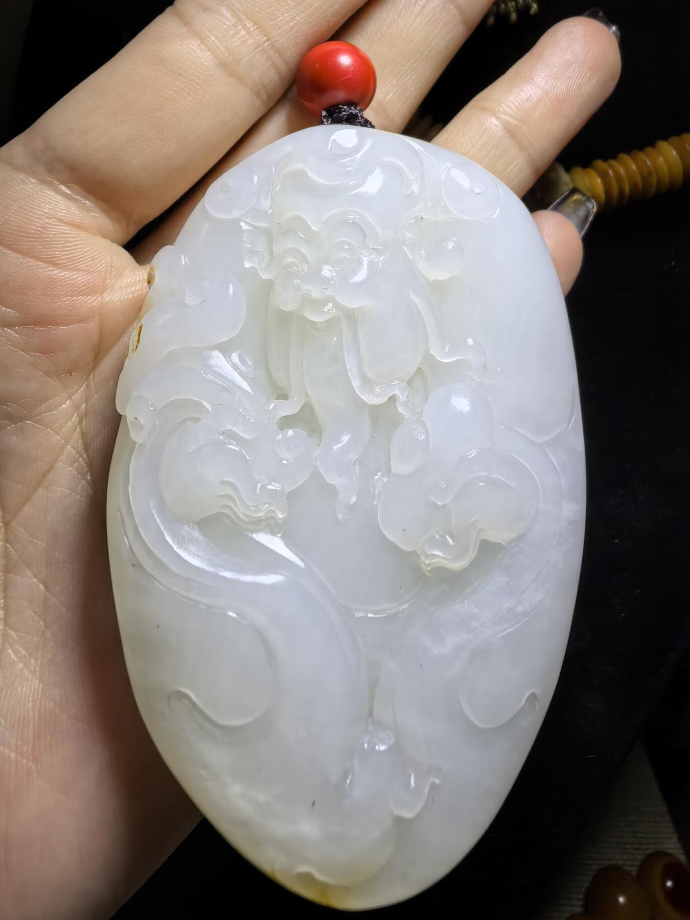新疆和田白玉财神手把件男款，料大分量足，原皮原色，白度极佳，微结构，性价比超高！尺寸：7.0cm*4.8cm*1.9cm克重:101.3g自带国检证书！