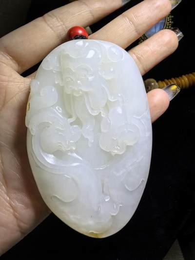新疆和田白玉财神手把件男款，料大分量足，原皮原色，白度极佳，微结构，性价比超高！尺寸：7.0cm*4.8cm*1.9cm克重:101.3g自带国检证书！
