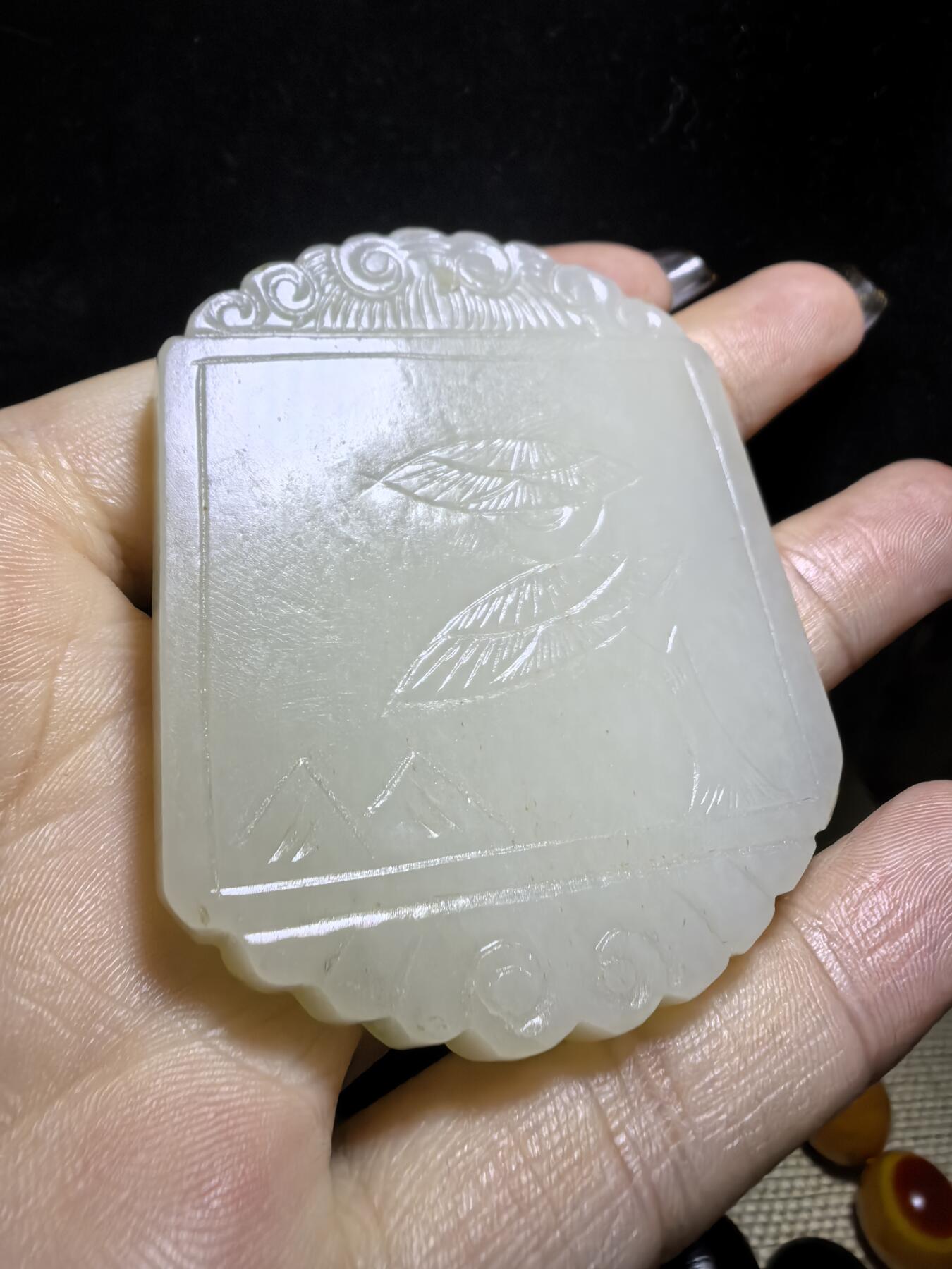 旧藏和田白玉童子献寿，复古文艺，可见岁月包浆，手工雕刻，玉质细腻油润，尺寸：5.9cm*4.7cm*0.7cm克重：50.5g图三为实物图。