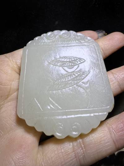 旧藏和田白玉童子献寿，复古文艺，可见岁月包浆，手工雕刻，玉质细腻油润，尺寸：5.9cm*4.7cm*0.7cm克重：50.5g图三为实物图。