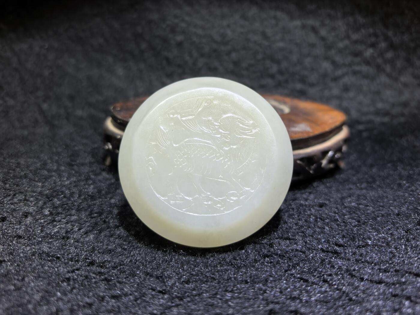 新疆和田白玉麒麟印泥盒摆件伴手礼男女款，玉质细腻结构致密，手感温润油糯十足。尺寸：5.5cm*2.2cm克重：69.6g