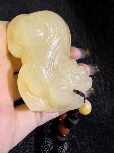 新疆黄玉貔貅手把件男款，招财纳福，玉质油润细腻！尺寸：6.8cm*4.5cm*4cm克重：164.8g