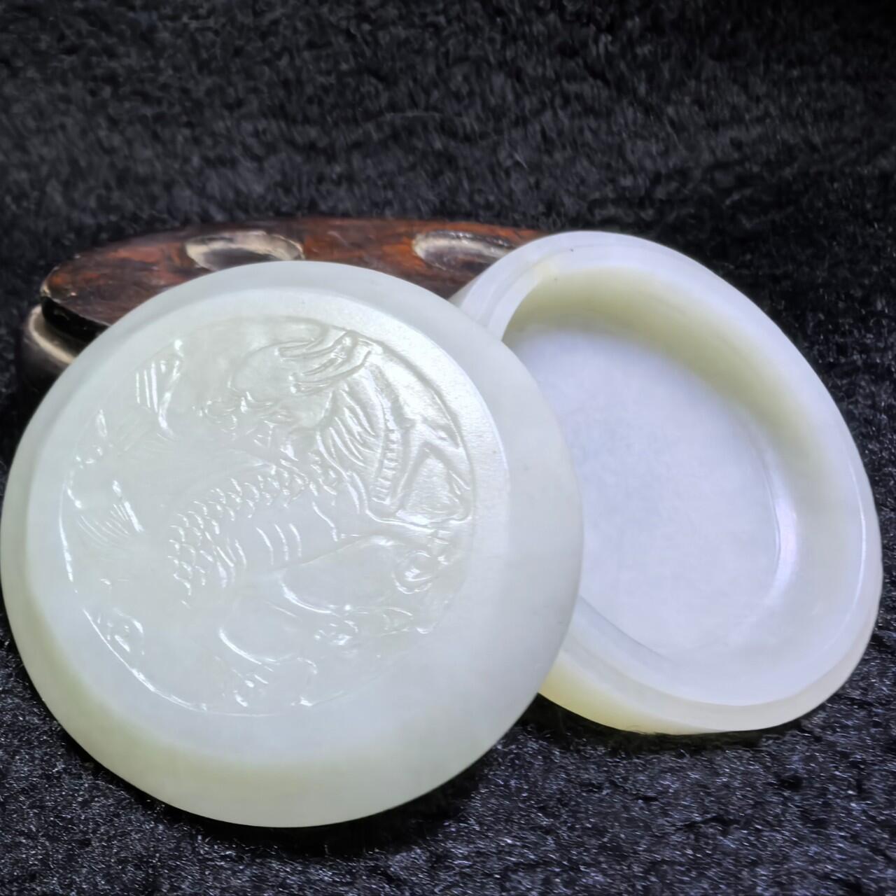 新疆和田白玉麒麟印泥盒摆件伴手礼男女款，玉质细腻结构致密，手感温润油糯十足。尺寸：5.5cm*2.2cm克重：69.6g