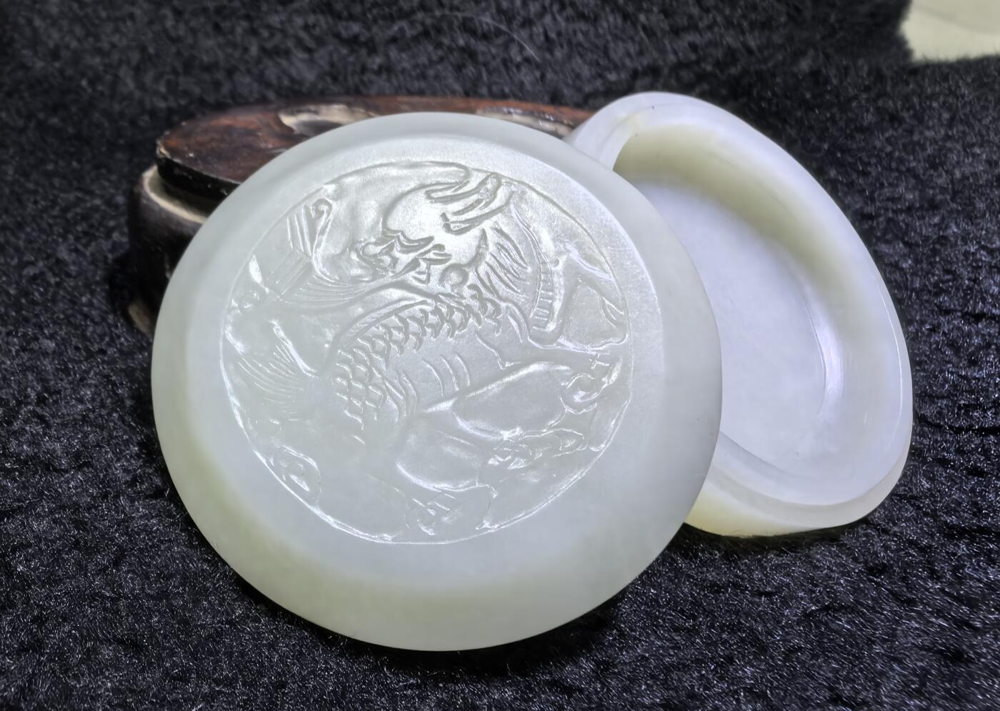 新疆和田白玉麒麟印泥盒摆件伴手礼男女款，玉质细腻结构致密，手感温润油糯十足。尺寸：5.5cm*2.2cm克重：69.6g