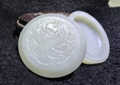 新疆和田白玉麒麟印泥盒摆件伴手礼男女款，玉质细腻结构致密，手感温润油糯十足。尺寸：5.5cm*2.2cm克重：69.6g