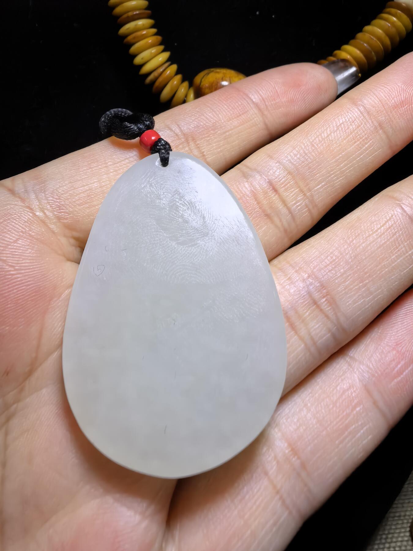 新疆和田白玉玉兔，玉质油润细腻结构致密，精雕细琢，自带国检证书支持复检！馈赠最佳伴手礼！尺寸：4.2cm*3.0cm*0.6cm克重:16g