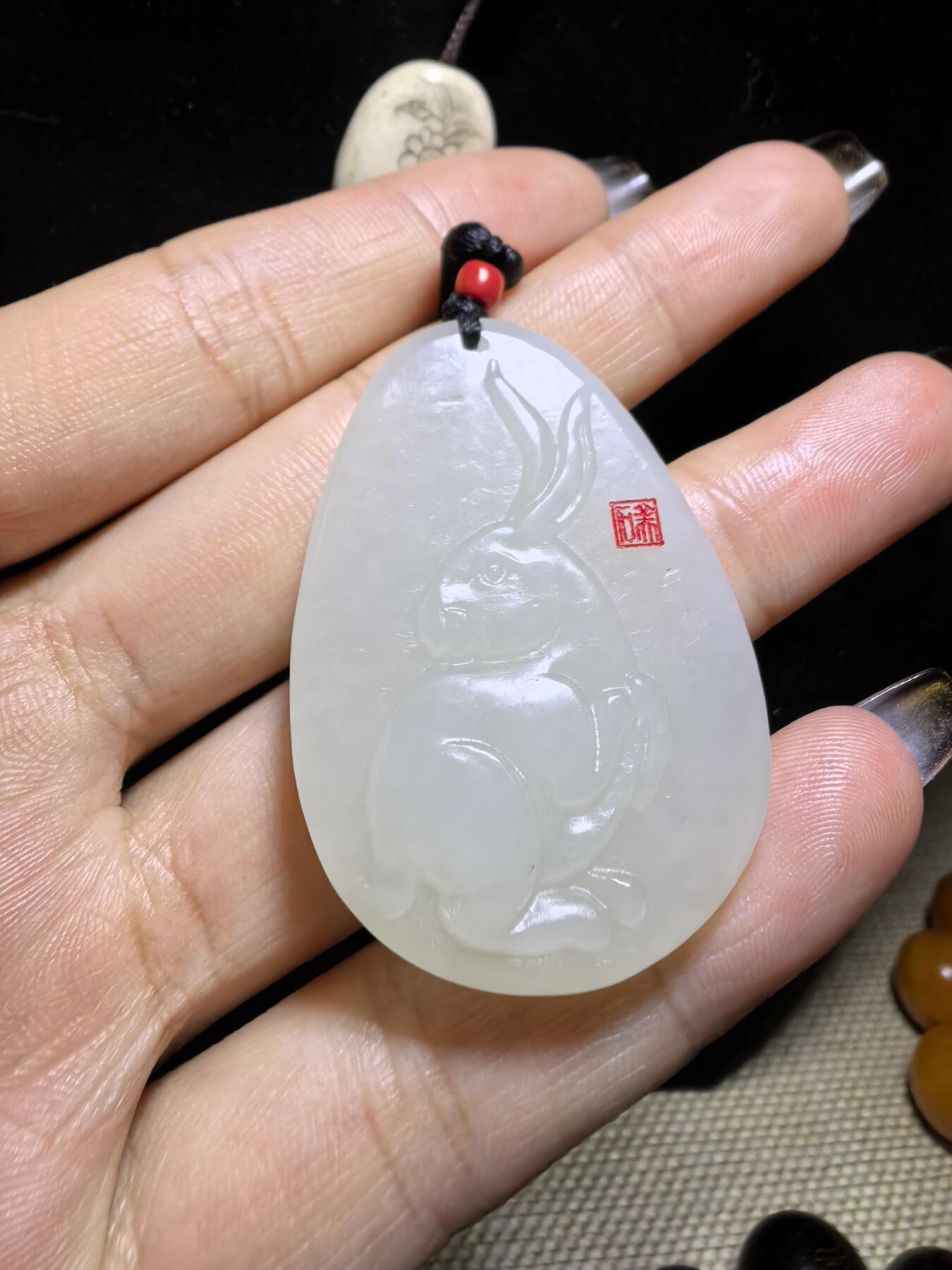 新疆和田白玉玉兔，玉质油润细腻结构致密，精雕细琢，自带国检证书支持复检！馈赠最佳伴手礼！尺寸：4.2cm*3.0cm*0.6cm克重:16g