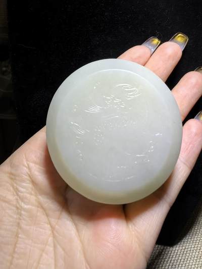 新疆和田白玉麒麟印泥盒摆件伴手礼男女款，玉质细腻结构致密，手感温润油糯十足。尺寸：5.5cm*2.2cm克重：69.6g