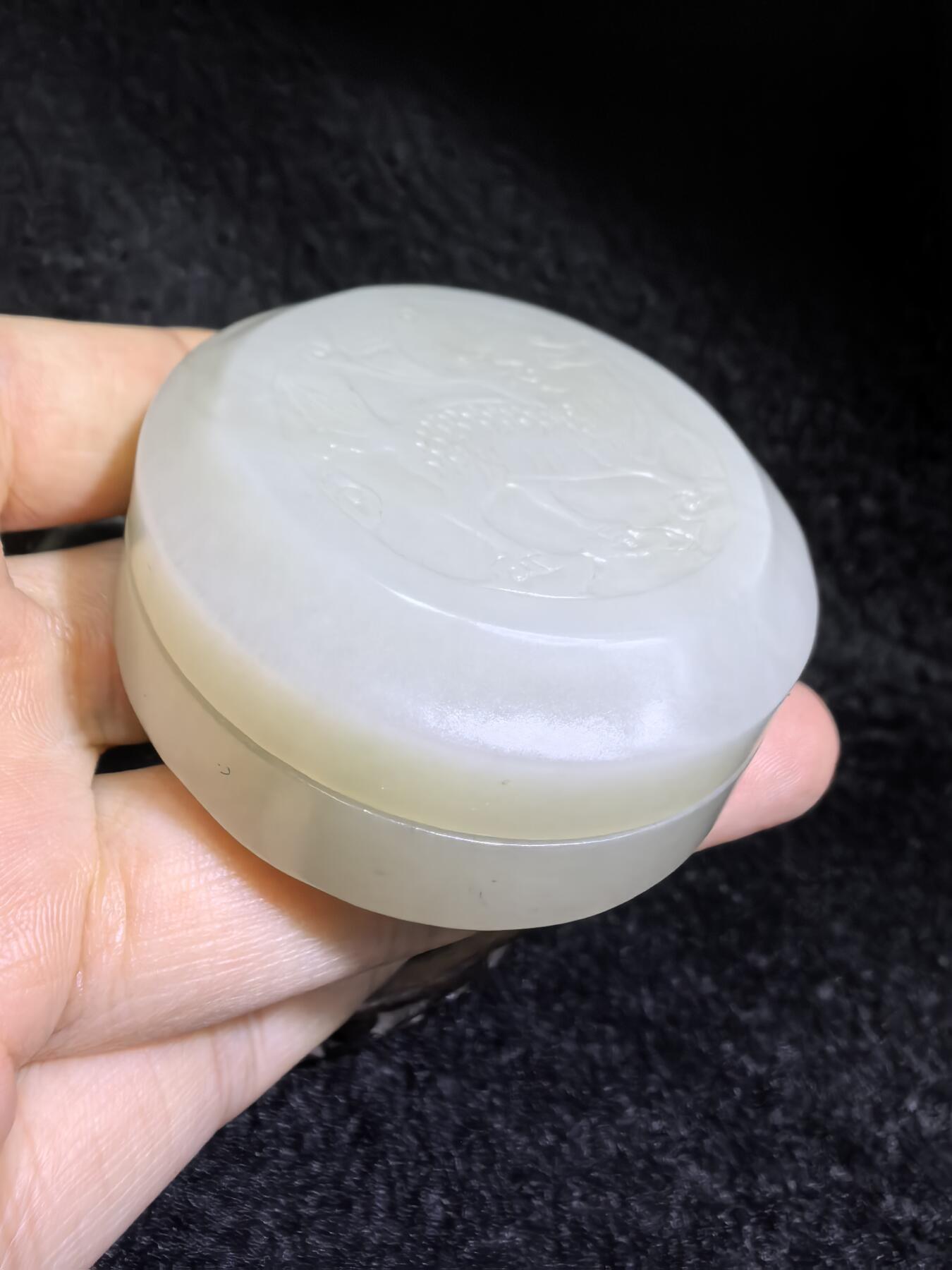 新疆和田白玉麒麟印泥盒摆件伴手礼男女款，玉质细腻结构致密，手感温润油糯十足。尺寸：5.5cm*2.2cm克重：69.6g