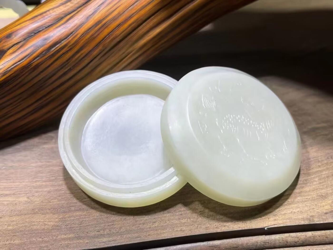 新疆和田白玉麒麟印泥盒摆件伴手礼男女款，玉质细腻结构致密，手感温润油糯十足。尺寸：5.5cm*2.2cm克重：69.6g