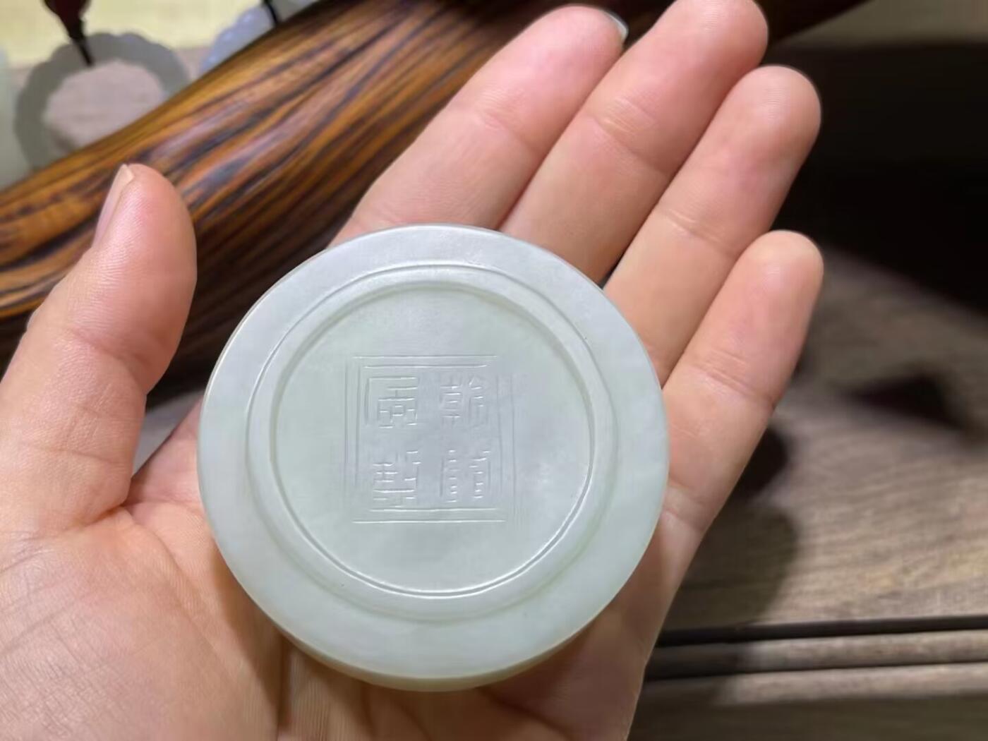 新疆和田白玉麒麟印泥盒摆件伴手礼男女款，玉质细腻结构致密，手感温润油糯十足。尺寸：5.5cm*2.2cm克重：69.6g