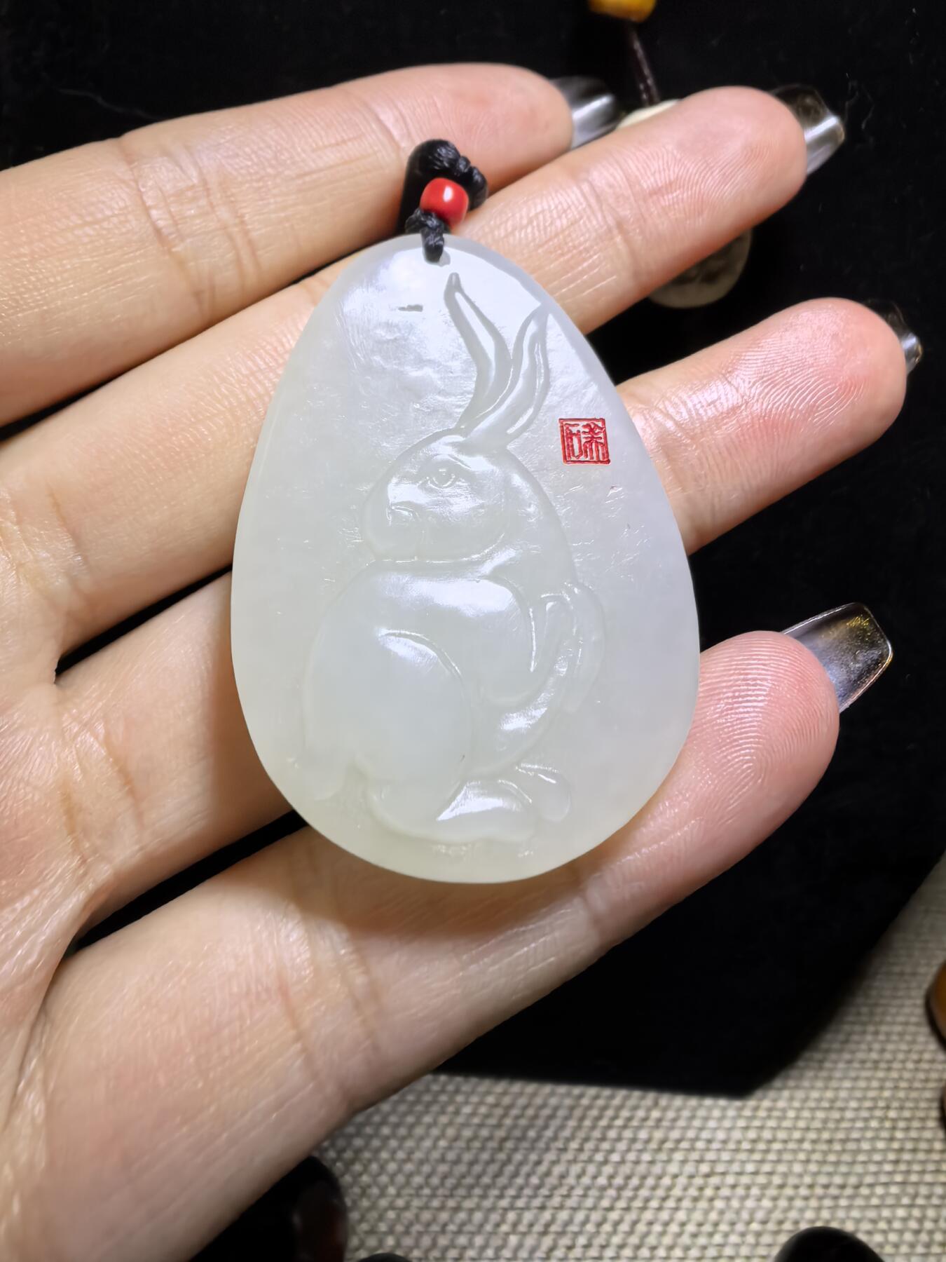 新疆和田白玉玉兔，玉质油润细腻结构致密，精雕细琢，自带国检证书支持复检！馈赠最佳伴手礼！尺寸：4.2cm*3.0cm*0.6cm克重:16g