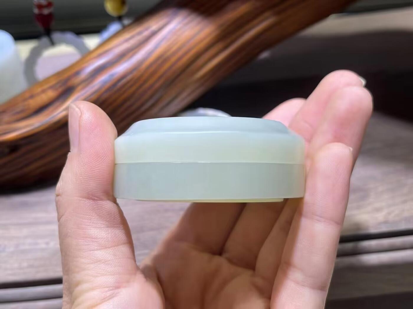 新疆和田白玉麒麟印泥盒摆件伴手礼男女款，玉质细腻结构致密，手感温润油糯十足。尺寸：5.5cm*2.2cm克重：69.6g