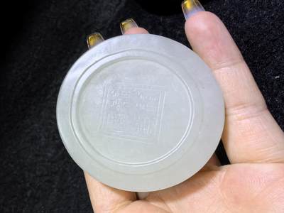 新疆和田白玉麒麟印泥盒摆件伴手礼男女款，玉质细腻结构致密，手感温润油糯十足。尺寸：5.5cm*2.2cm克重：69.6g