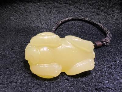 新疆黄玉貔貅手把件男款，招财纳福，玉质油润细腻！尺寸：6.8cm*4.5cm*4cm克重：164.8g