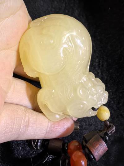 新疆黄玉貔貅手把件男款，招财纳福，玉质油润细腻！尺寸：6.8cm*4.5cm*4cm克重：164.8g
