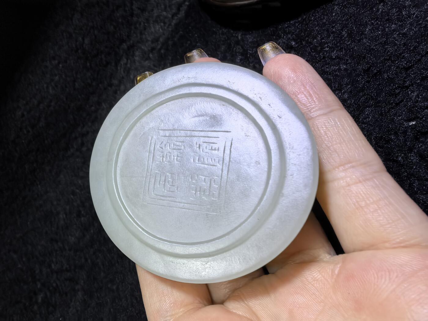 新疆和田白玉麒麟印泥盒摆件伴手礼男女款，玉质细腻结构致密，手感温润油糯十足。尺寸：5.5cm*2.2cm克重：69.6g