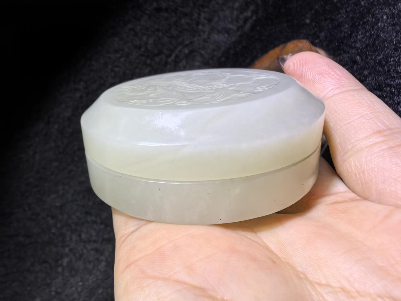 新疆和田白玉麒麟印泥盒摆件伴手礼男女款，玉质细腻结构致密，手感温润油糯十足。尺寸：5.5cm*2.2cm克重：69.6g