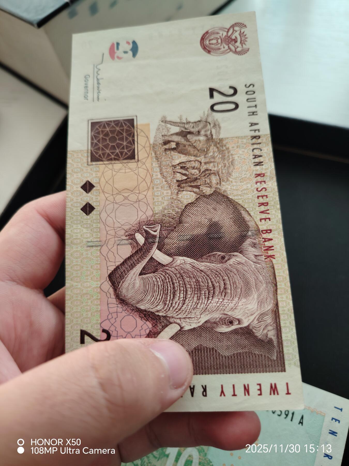 南非2005年首签版本，10兰特20兰特，流通9品左右，有轻微软折，两张一起38元包邮出，有兴趣的可以来。。。。。。。。。。。。。。