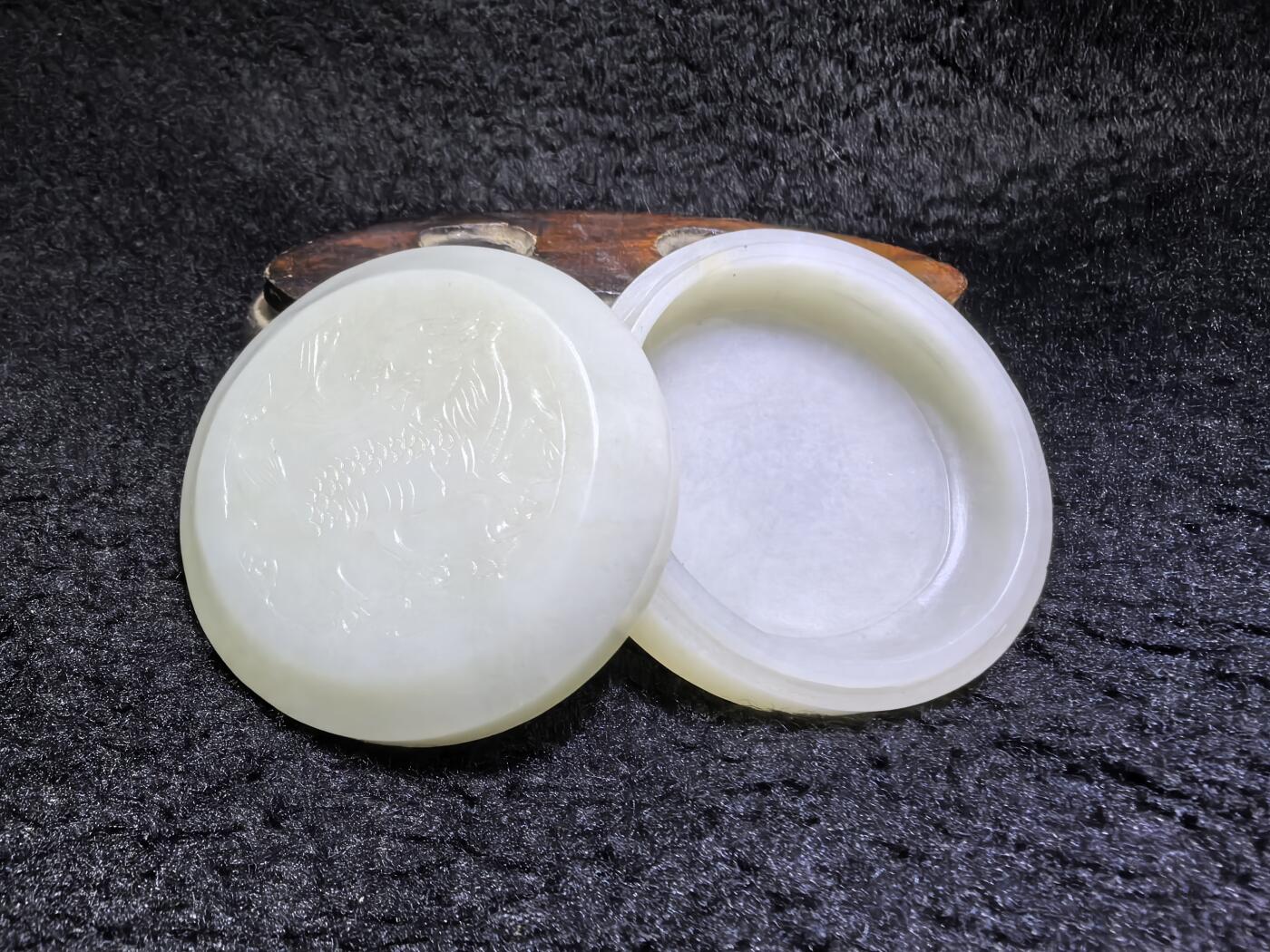 新疆和田白玉麒麟印泥盒摆件伴手礼男女款，玉质细腻结构致密，手感温润油糯十足。尺寸：5.5cm*2.2cm克重：69.6g