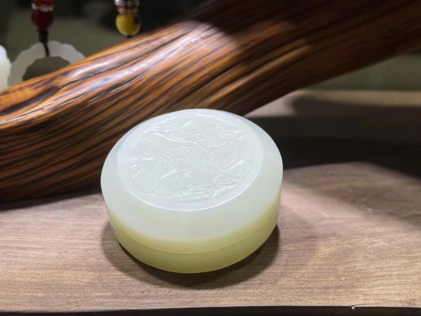 新疆和田白玉麒麟印泥盒摆件伴手礼男女款，玉质细腻结构致密，手感温润油糯十足。尺寸：5.5cm*2.2cm克重：69.6g