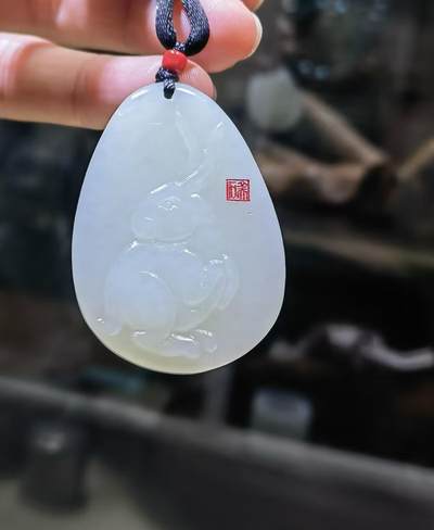 新疆和田白玉玉兔，玉质油润细腻结构致密，精雕细琢，自带国检证书支持复检！馈赠最佳伴手礼！尺寸：4.2cm*3.0cm*0.6cm克重:16g
