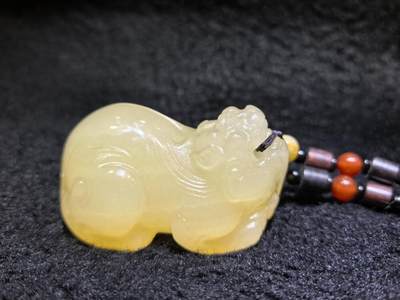 新疆黄玉貔貅手把件男款，招财纳福，玉质油润细腻！尺寸：6.8cm*4.5cm*4cm克重：164.8g