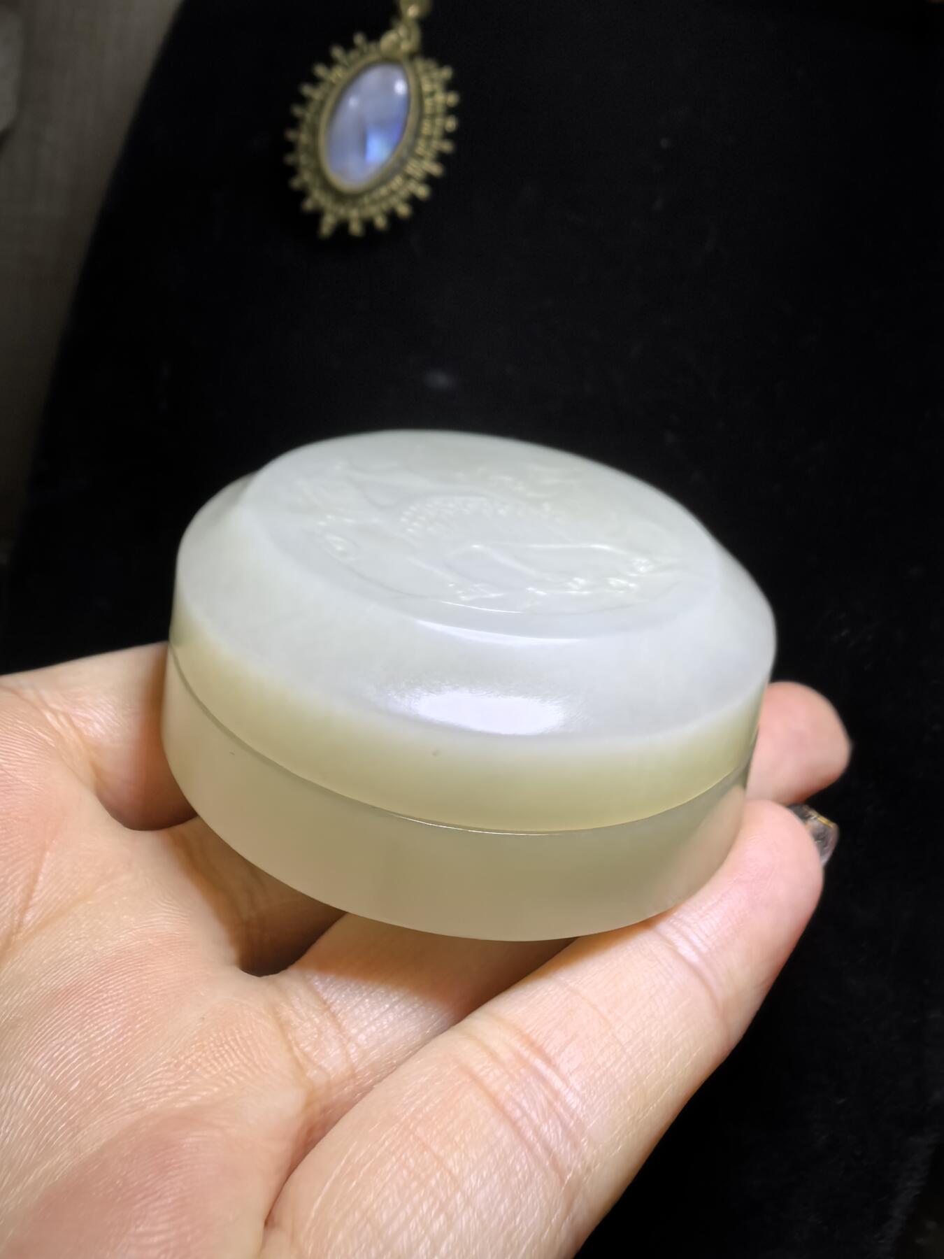 新疆和田白玉麒麟印泥盒摆件伴手礼男女款，玉质细腻结构致密，手感温润油糯十足。尺寸：5.5cm*2.2cm克重：69.6g