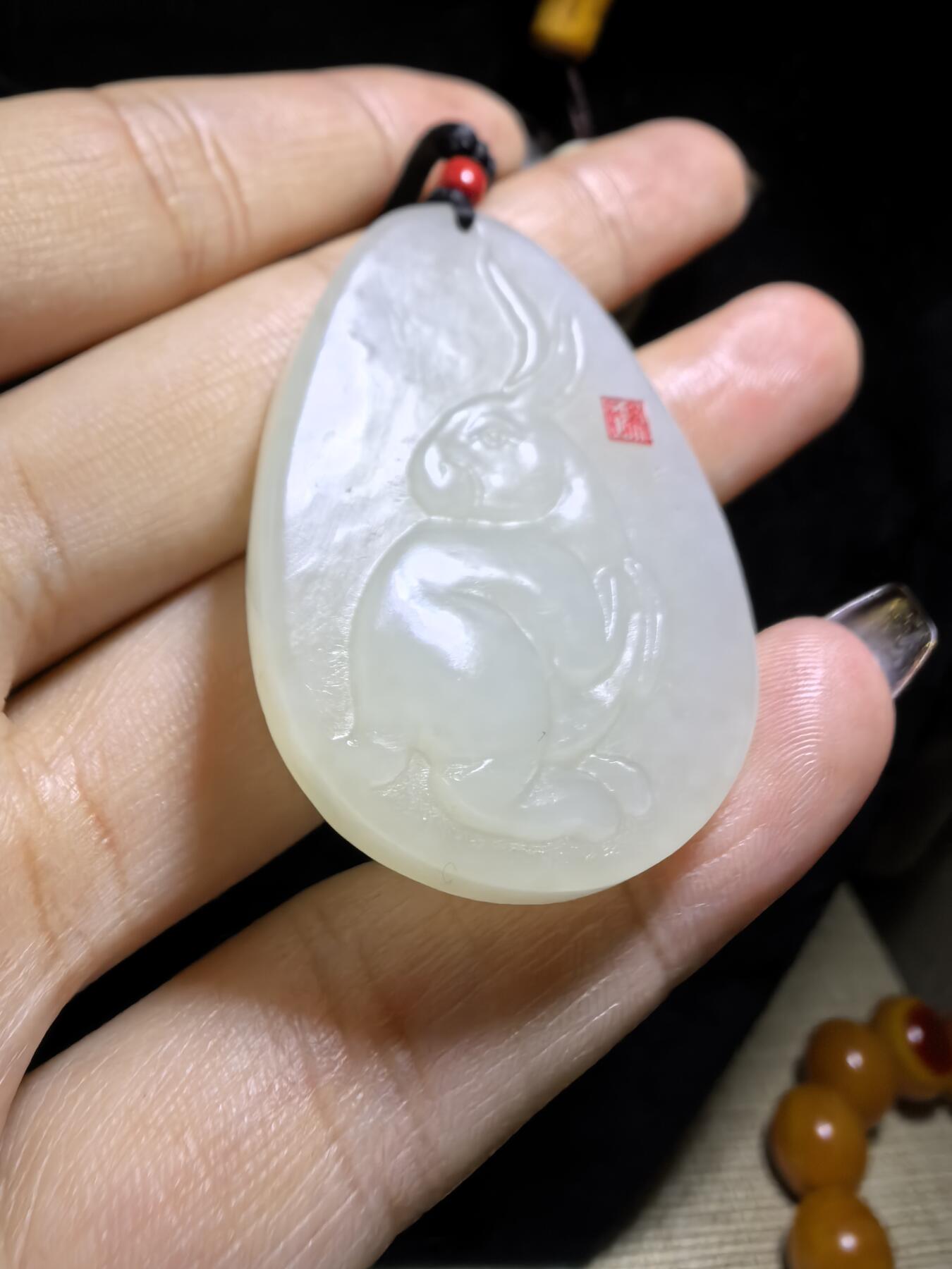 新疆和田白玉玉兔，玉质油润细腻结构致密，精雕细琢，自带国检证书支持复检！馈赠最佳伴手礼！尺寸：4.2cm*3.0cm*0.6cm克重:16g