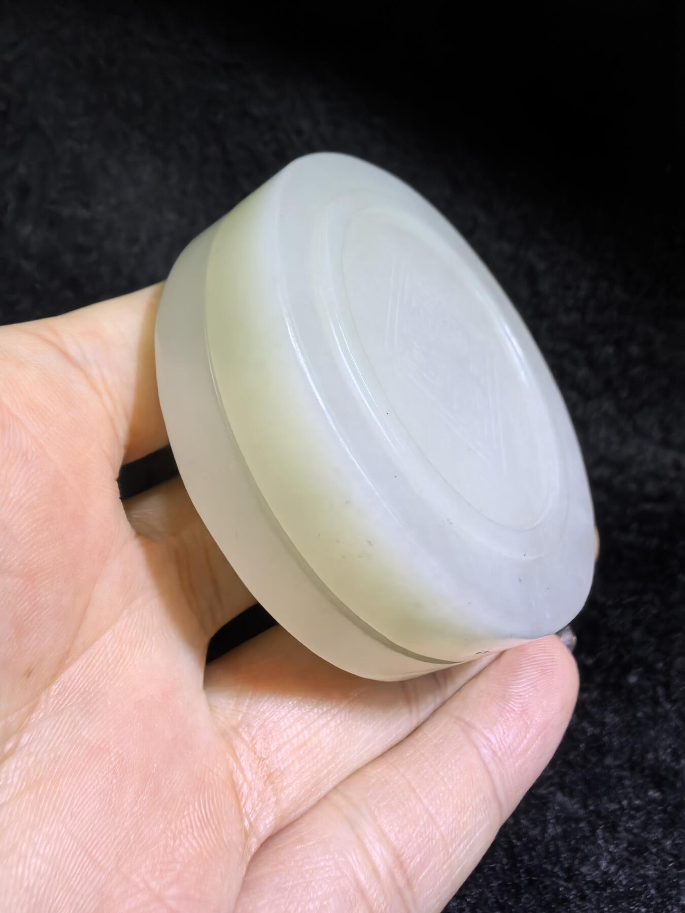 新疆和田白玉麒麟印泥盒摆件伴手礼男女款，玉质细腻结构致密，手感温润油糯十足。尺寸：5.5cm*2.2cm克重：69.6g