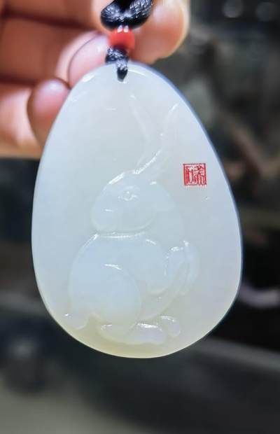 新疆和田白玉玉兔，玉质油润细腻结构致密，精雕细琢，自带国检证书支持复检！馈赠最佳伴手礼！尺寸：4.2cm*3.0cm*0.6cm克重:16g