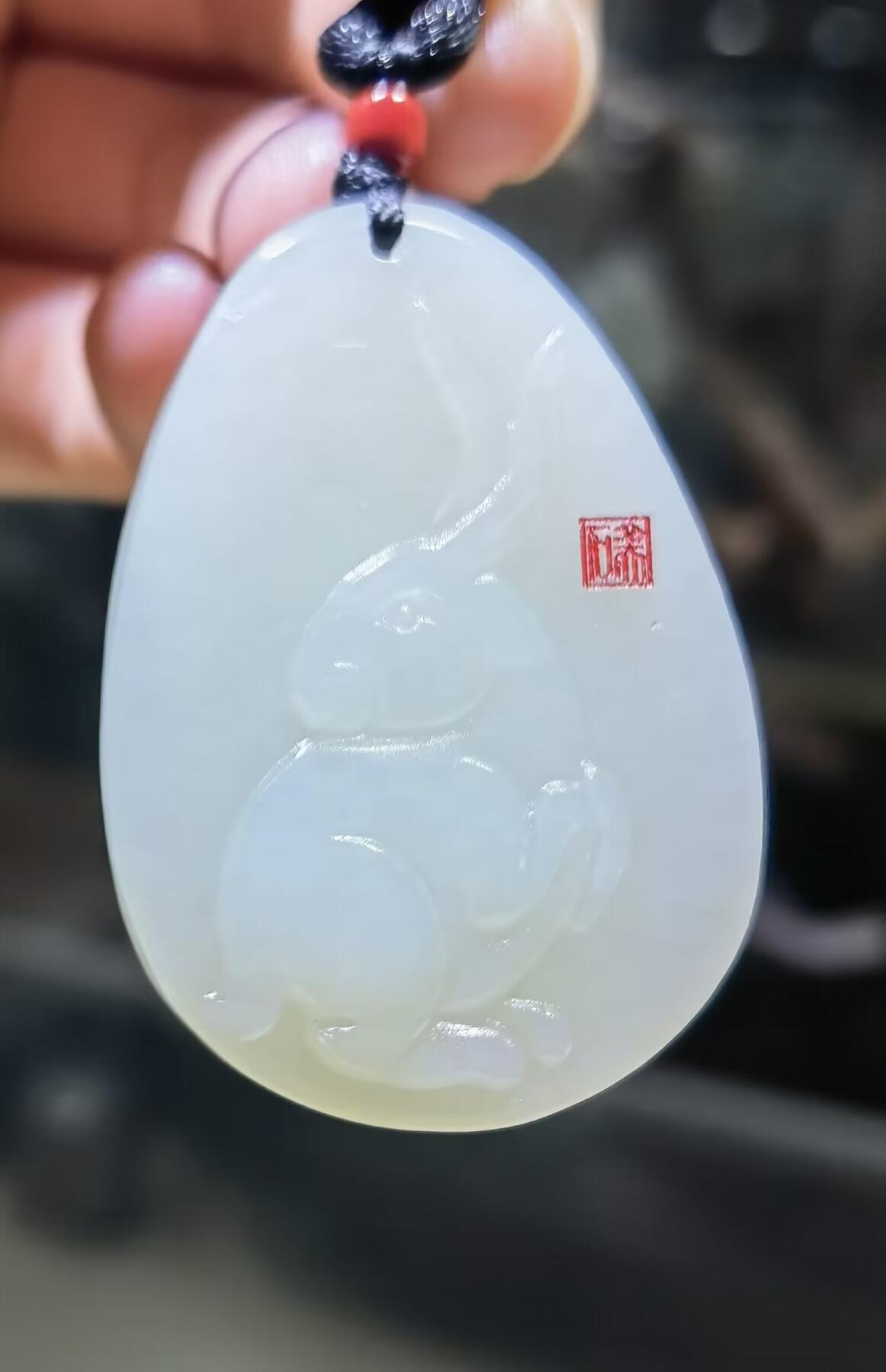 新疆和田白玉玉兔，玉质油润细腻结构致密，精雕细琢，自带国检证书支持复检！馈赠最佳伴手礼！尺寸：4.2cm*3.0cm*0.6cm克重:16g