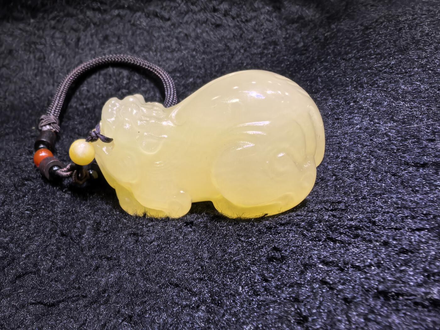 新疆黄玉貔貅手把件男款，招财纳福，玉质油润细腻！尺寸：6.8cm*4.5cm*4cm克重：164.8g