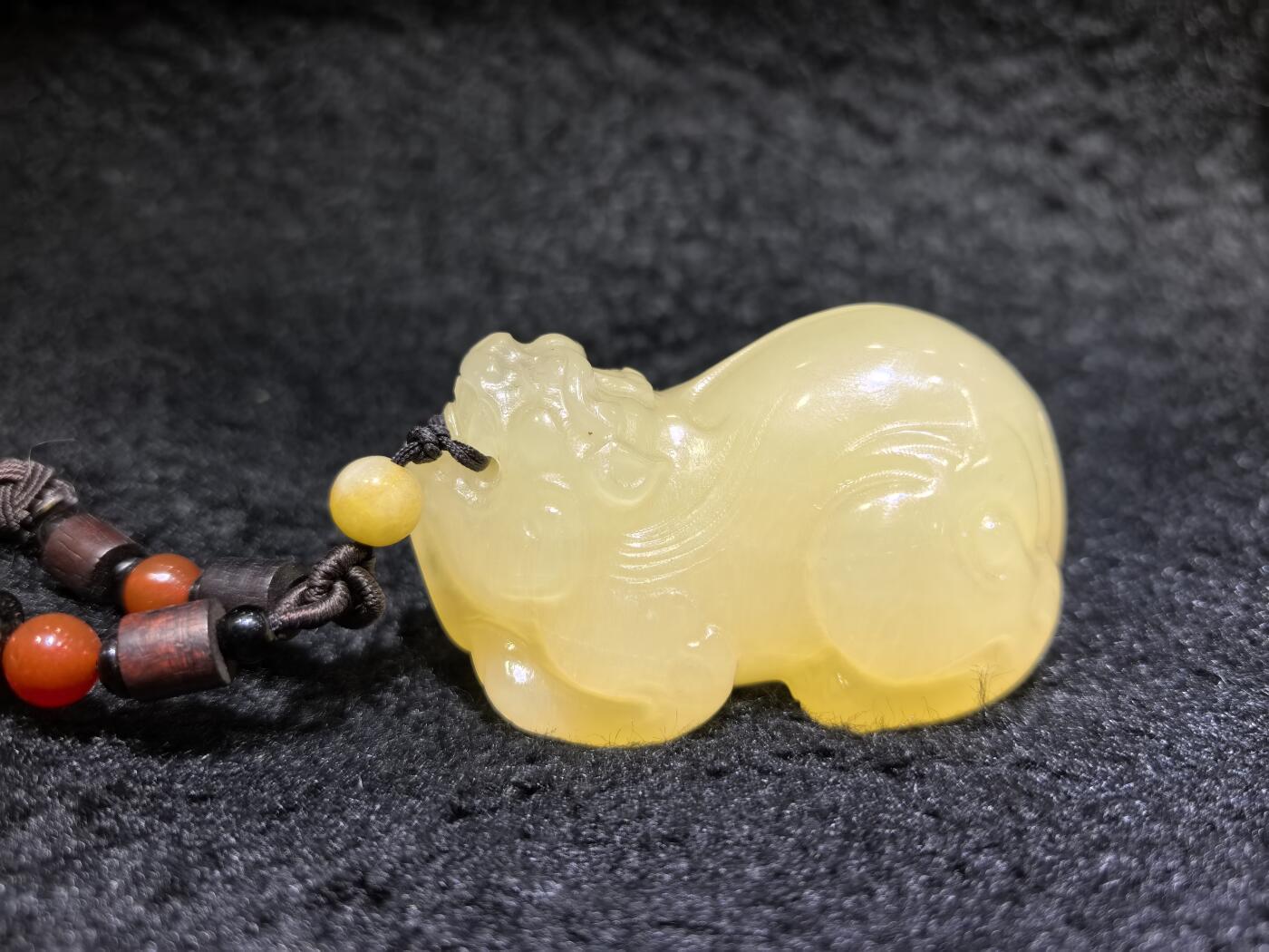 新疆黄玉貔貅手把件男款，招财纳福，玉质油润细腻！尺寸：6.8cm*4.5cm