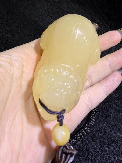 新疆黄玉貔貅手把件男款，招财纳福，玉质油润细腻！尺寸：6.8cm*4.5cm*4cm克重：164.8g