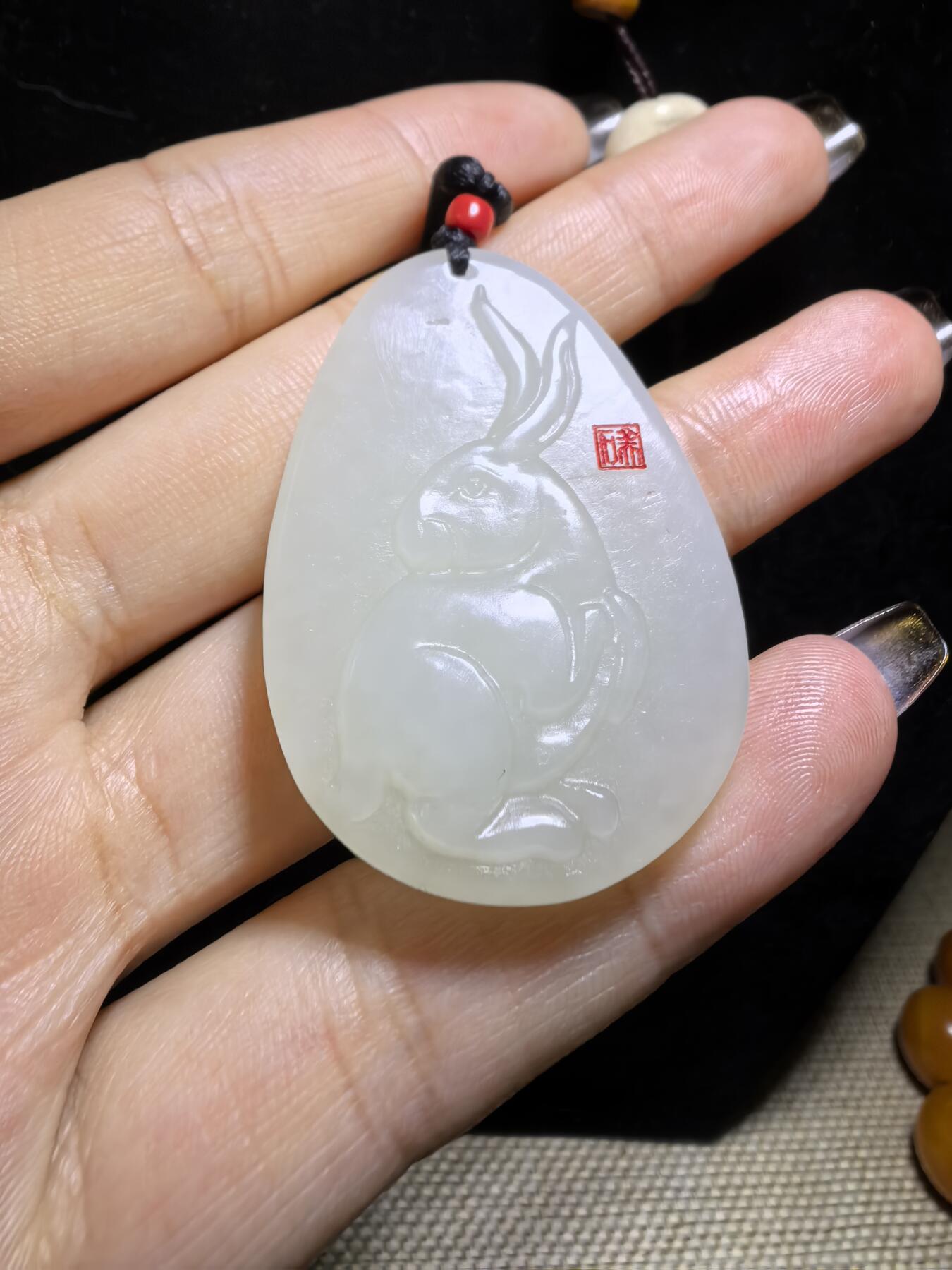 新疆和田白玉玉兔，玉质油润细腻结构致密，精雕细琢，自带国检证书支持复检！馈赠最佳伴手礼！尺寸：4.2cm*3.0cm*0.6cm克重:16g