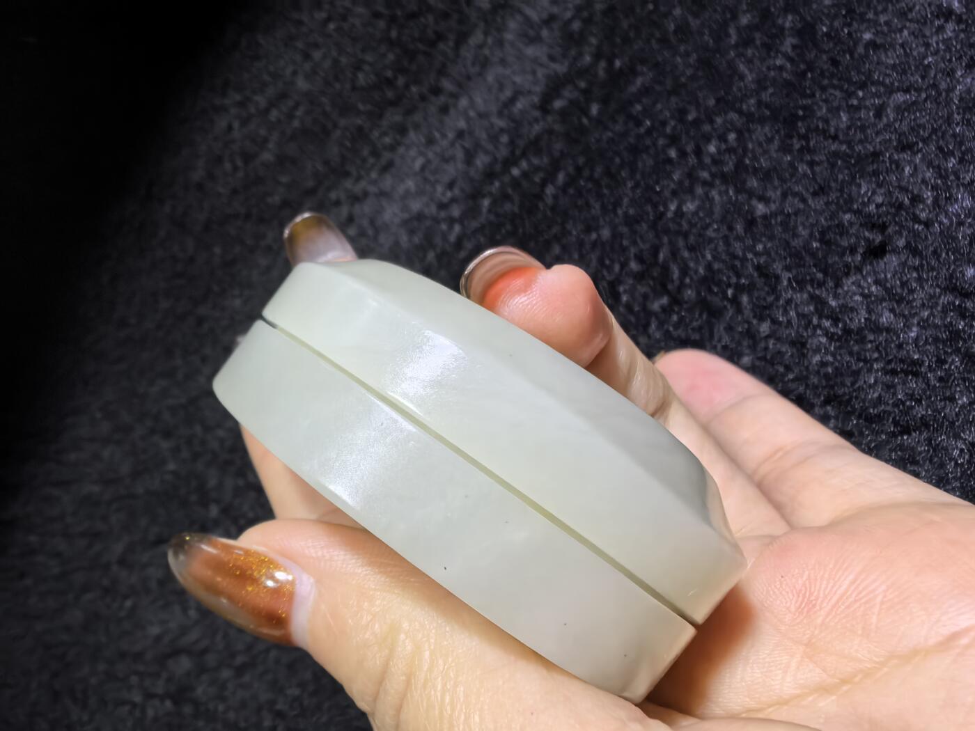 新疆和田白玉麒麟印泥盒摆件伴手礼男女款，玉质细腻结构致密，手感温润油糯十足。尺寸：5.5cm*2.2cm克重：69.6g