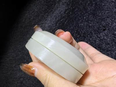 新疆和田白玉麒麟印泥盒摆件伴手礼男女款，玉质细腻结构致密，手感温润油糯十足。尺寸：5.5cm*2.2cm克重：69.6g