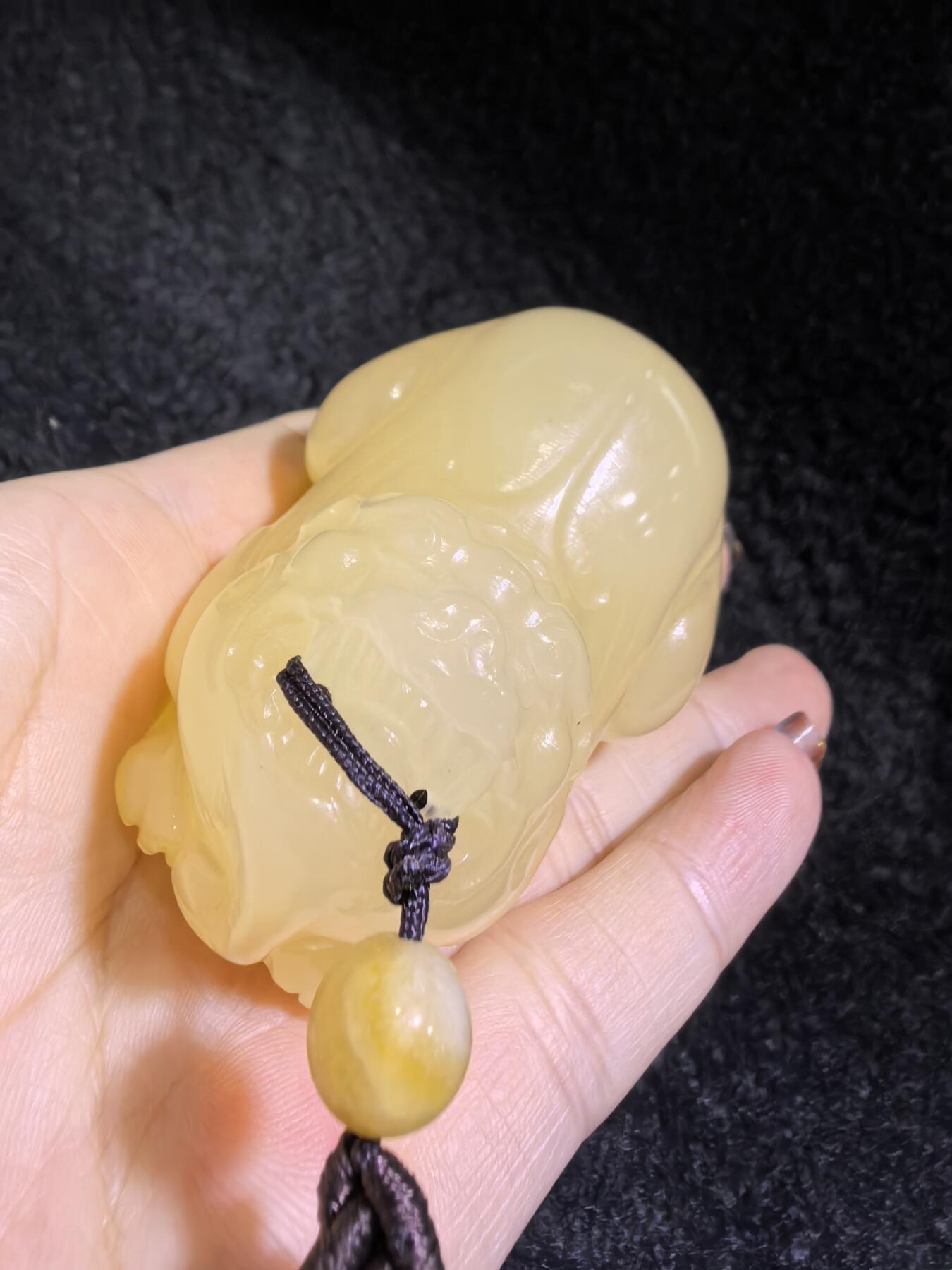 新疆黄玉貔貅手把件男款，招财纳福，玉质油润细腻！尺寸：6.8cm*4.5cm*4cm克重：164.8g